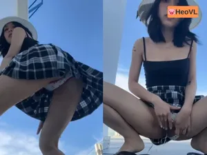 Em người yêu dâm đi du lịch nhưng cũng không quên quay clip show hàng cho fans xem